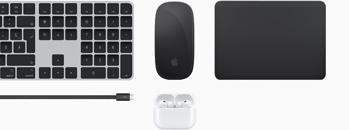 Différents accessoires : un Magic Keyboard, une Magic Mouse, un Magic Track Pad, un câble Thunderbolt 4 Pro et des AirPods Pro.