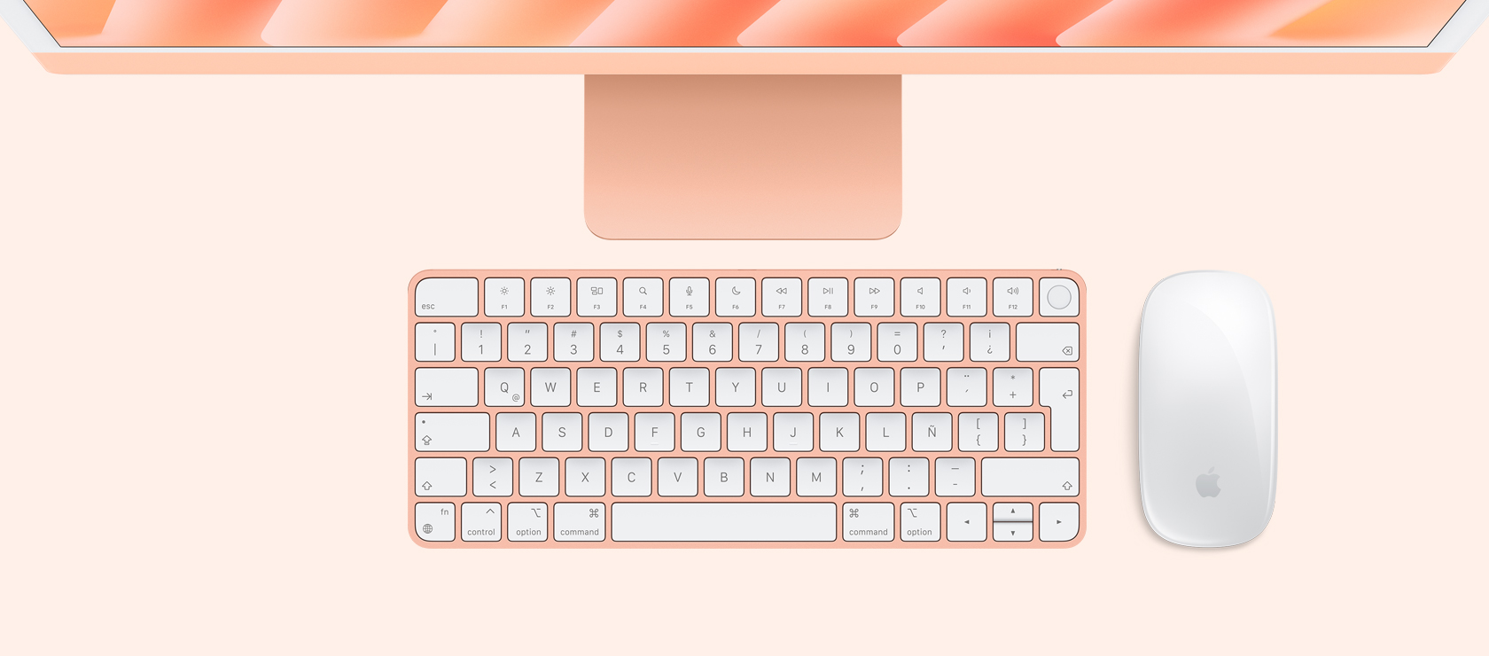 Vista panorámica de un iMac naranja con mouse y teclado a juego