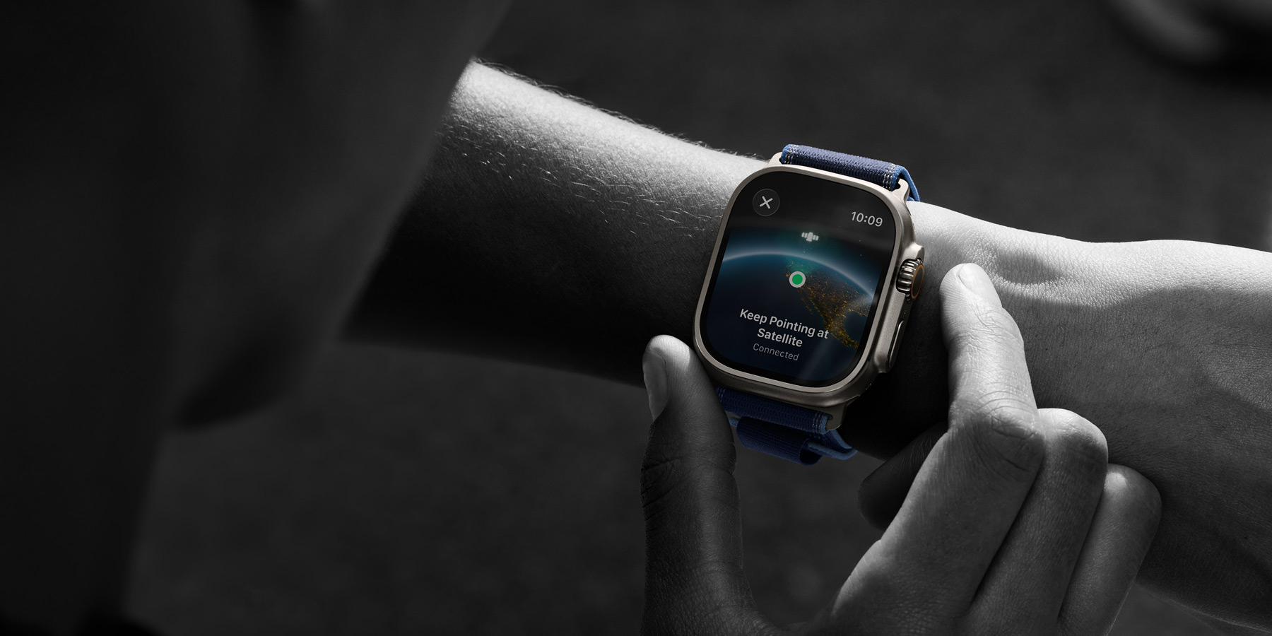 Pessoa a ler mensagens de texto na app Mensagens no Apple Watch Ultra 3