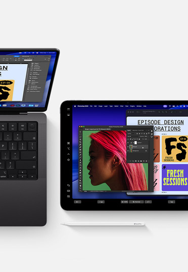 MacBook en iPad met Apple Pencil, beide schermen tonen dezelfde grafische ontwerpsoftware om continuïteit tussen devices te tonen.