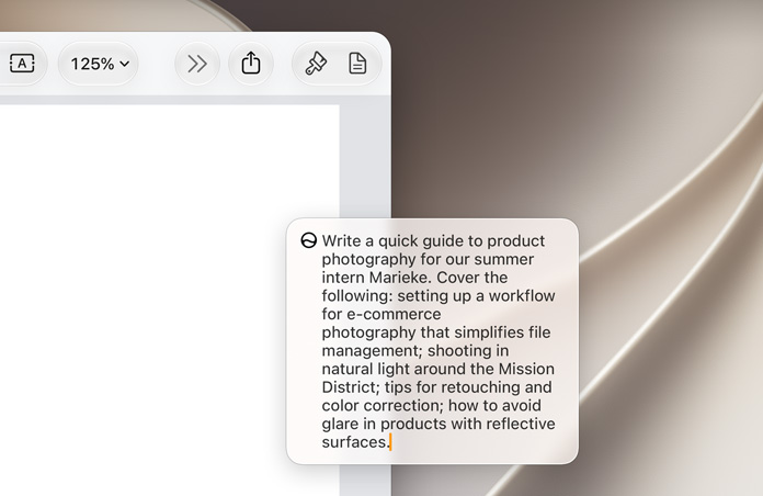 Pantalla de un MacBook que muestra el cuadro Editar con Siri encima de un documento sin título que describe un proceso fotográfico a una persona nueva del equipo
