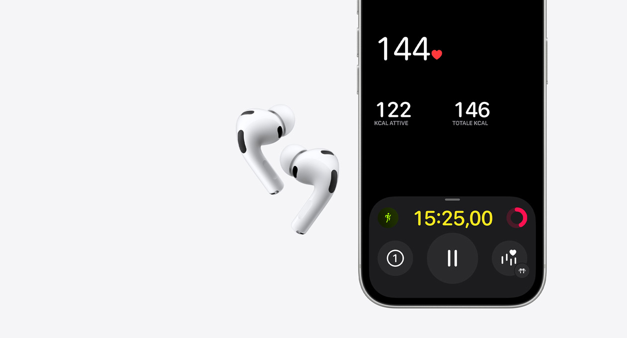 Un paio di AirPods Pro 3 bianchi, metà inferiore del display di iPhone 17 Pro, app Fitness, funzione di rilevamento della frequenza cardiaca