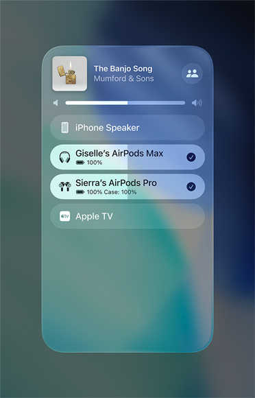 „AirPlay“ ekranas „iPhone“, iliustruojantis, kaip lengva bendrinti siunčiamą garsą tarp dviejų „AirPods“ ausinių porų