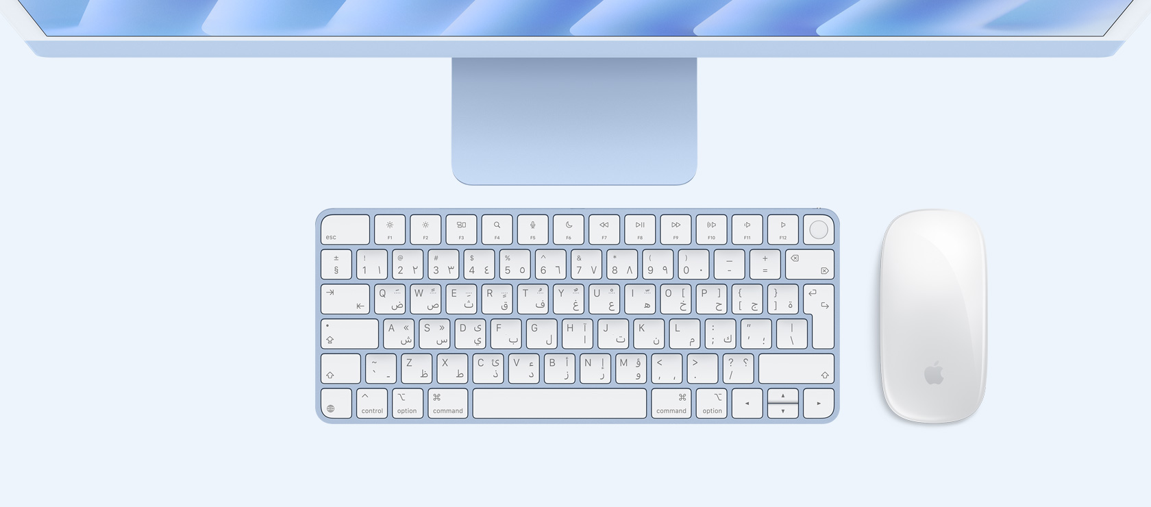 لقطة علوية لجهاز iMac باللون الأزرق مع لوحة مفاتيح وماوس بلون يطابق لون الجهاز