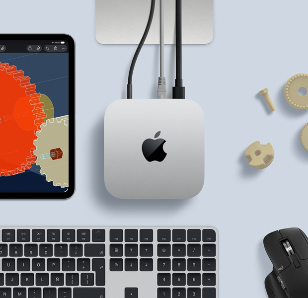 Vista desde arriba de una Mac mini color plata sobre un escritorio. Junto a la Mac mini hay un teclado inalámbrico de color negro y plata, un mouse inalámbrico negro y un iPad.