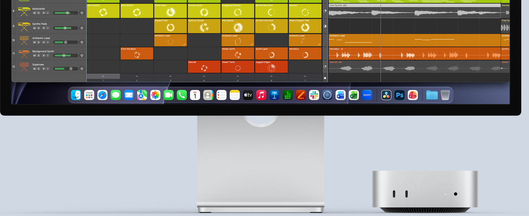 Gümüş rengi Mac mini’nin ön bağlantı noktalarını ve gösterge ışığını gösteren önden görünümü, açık olan Mac monitörün renkli ekranındaki Dock’ta uygulama simgeleri görülüyor ve Mac mini’nin monitörün altına nasıl kolayca sığdığı gösteriliyor