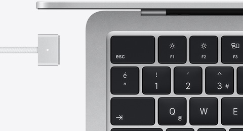 Gümüş rengi MacBook Air ve uyumlu renkteki MagSafe şarj kablosu