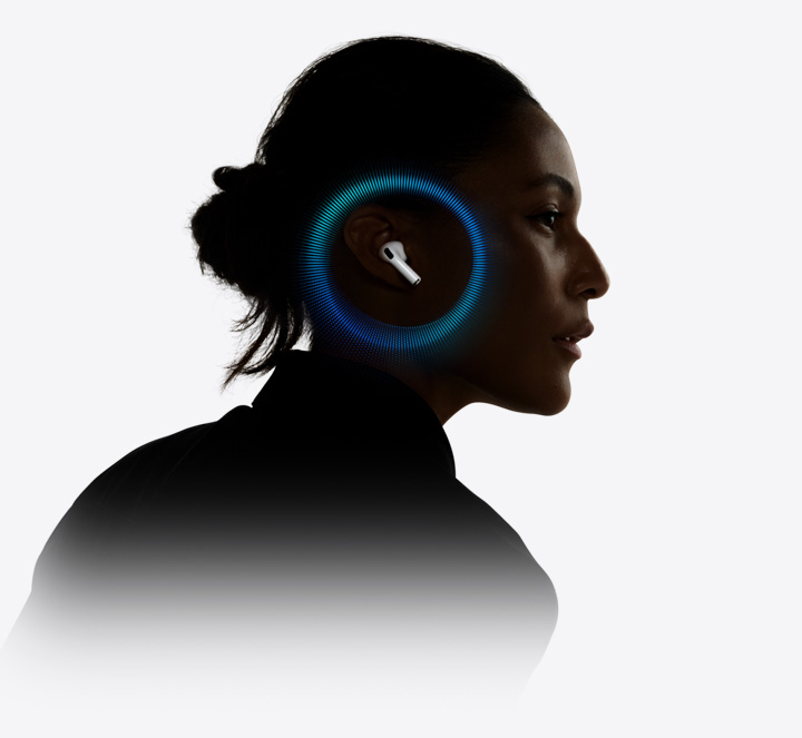 Una persona usando unos AirPods Pro 3 con ondas sonoras rodeando su oreja.
