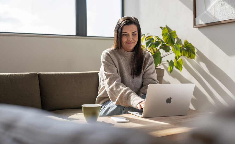 Dierenverpleegkundigen kunnen thuis op hun eigen MacBook Air klanten advies geven of geruststellen.