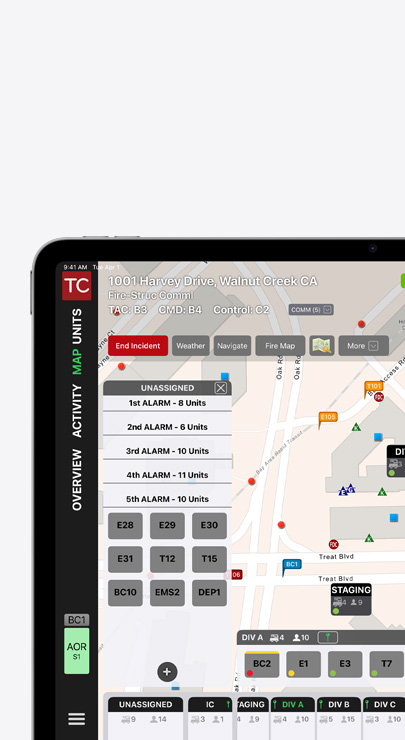 En iPad som viser et grensesnitt for krisehåndtering med et kart med veier og bygninger og nødalarmoppdrag.