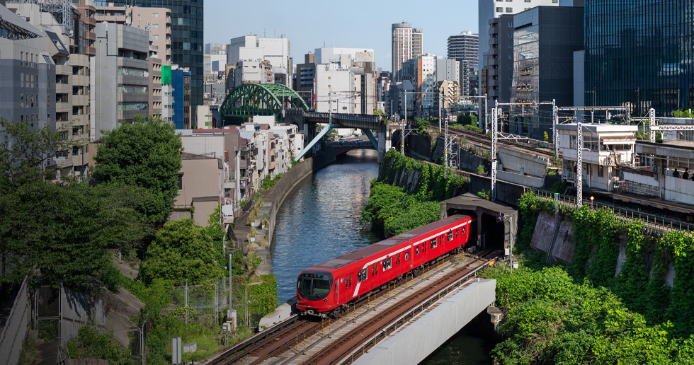 Et innblikk i Tokyo Metro, inkludert tog som krysser broer, daglig drift og vedlikehold.