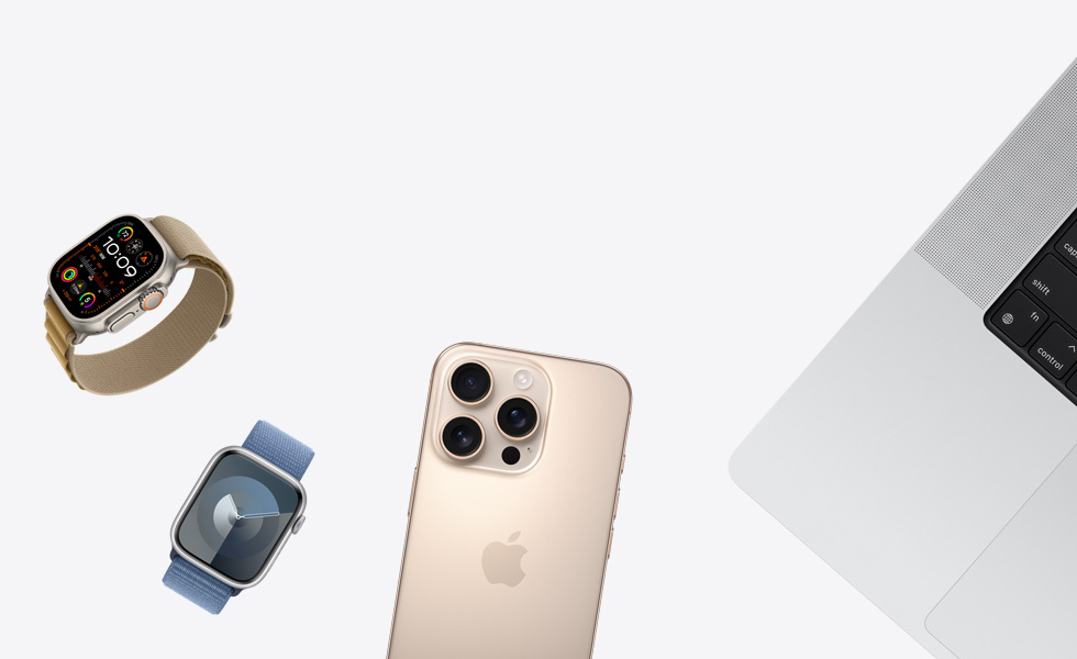 Ulike produkter er spredt utover, inkludert Apple Watch i naturlig farge med Alpine Loop i klassisk brun, Apple Watch i sølv med Sport Loop i blåklokke, iPhone i sandfarget titan og MacBook i sølv