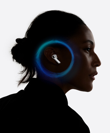Perfil derecho de una persona con unos AirPods Pro 3 blancos