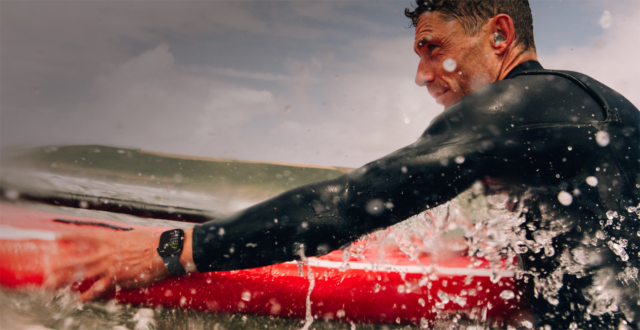 Un surfeur portant une Apple Watch.