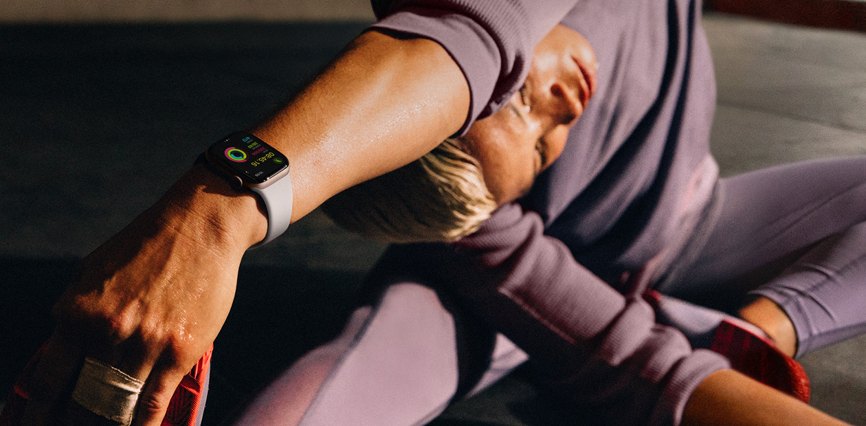 Une femme portant une Apple Watch s’étire.