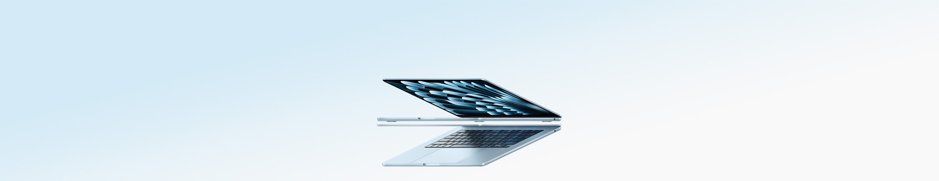 Dos notebooks MacBook Air azul cielo abiertos y superpuestos que forman una flecha para mostrar su perfil delgado