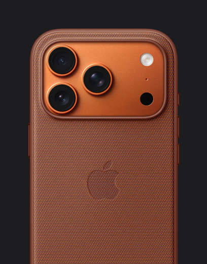 iPhone 17 Pro, taustapuoli, värinä kosminen oranssi, sekä oranssi TechWoven-kuori MagSafella