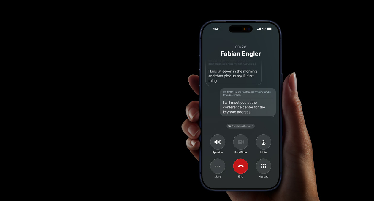 Tangan yang memegang iPhone 17 Pro, menunjukkan fitur Penerjemahan Langsung Apple Intelligence selama panggilan telepon dengan telepon speaker aktif.