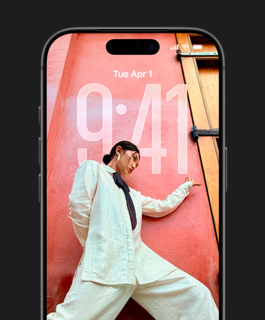 Layar Terkunci iPhone menunjukkan waktu yang disesuaikan dengan foto Layar Terkunci