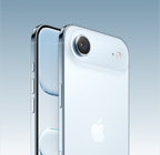 상단 플래토의 Fusion 카메라 시스템과 카메라 컨트롤 버튼이 보이도록 비스듬하게 바라본 스카이 블루 색상 iPhone Air 뒷면 그리고 전면 화면 디자인, 동작 버튼, 음량 버튼이 보이도록 비스듬하게 바라본 앞면