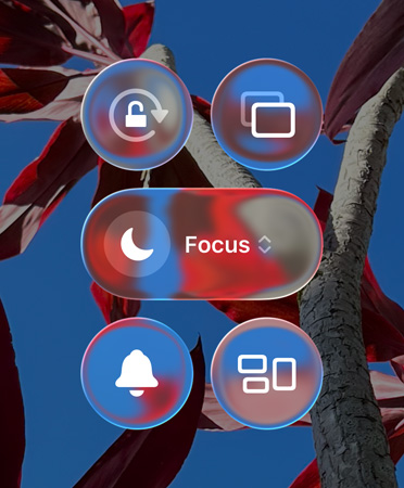 Värikäs iPhone-kotivalikko, esillä läpikuultava Liquid Glass ‑ulkoasu sekä appeja että widgettejä
