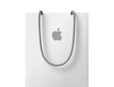 حقيبة تسوق Apple باللون الأبيض ويظهر عليها شعار Apple بالقرب من الجزء العلويp