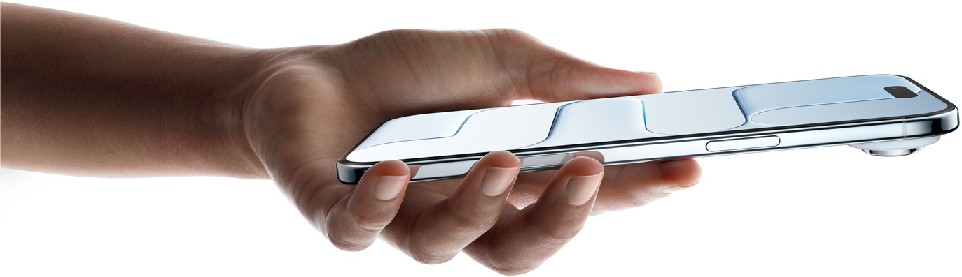 한 손으로 스카이 블루 색상 iPhone Air를 들고 있는 모습. 앞면과 옆면, 매우 얇은 두께, Dynamic Island, 측면 버튼, 카메라 컨트롤 버튼이 보입니다.