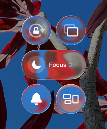 Värikäs iPhone-kotivalikko, jolla näkyy läpikuultavia Liquid Glass ‑appeja ja widgettejä